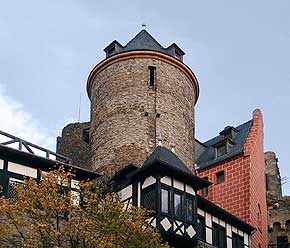 Oberwesel on Rhine, Railway station, Castle Schoenburg, Haags Tower and